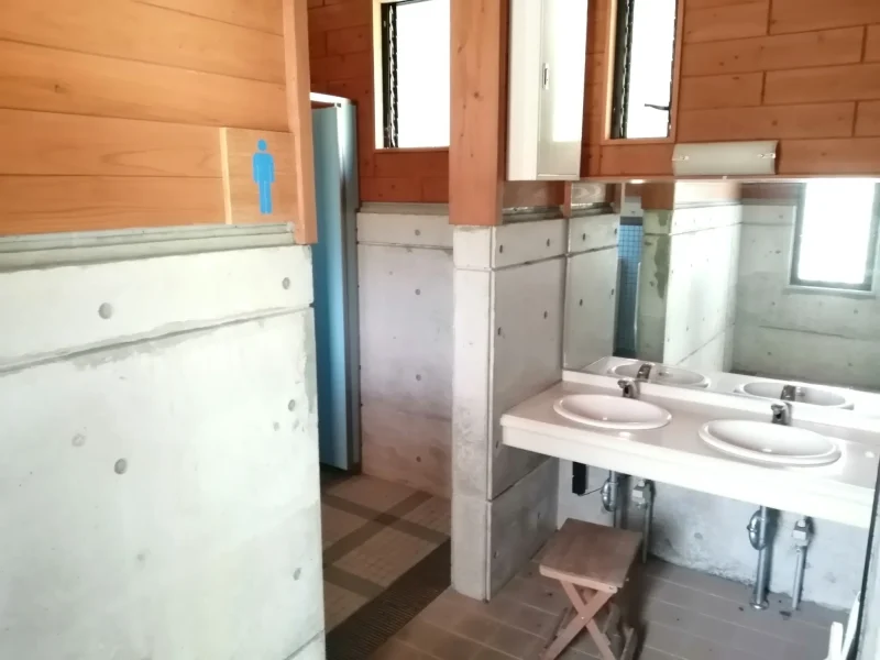 広川原キャンプ場 管理棟付近の男性トイレの手洗い場