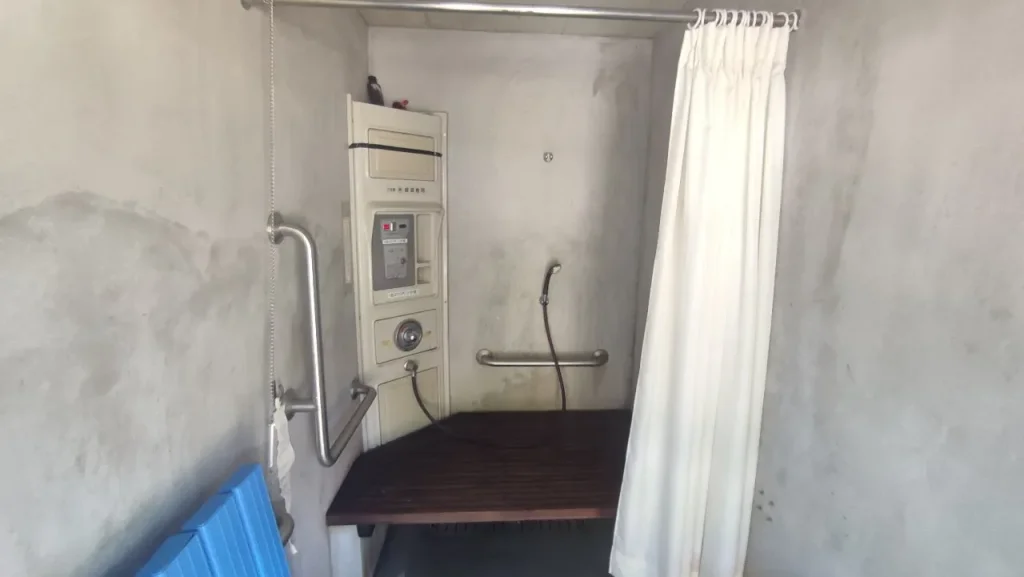 板ヶ原オートキャンプ場 シャワー室内