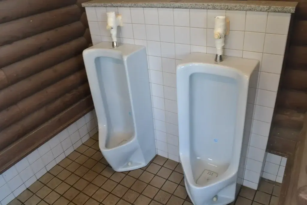 糸ヶ浜海浜公園 キャンプ場 オートサイト下段エリアの男性トイレ
