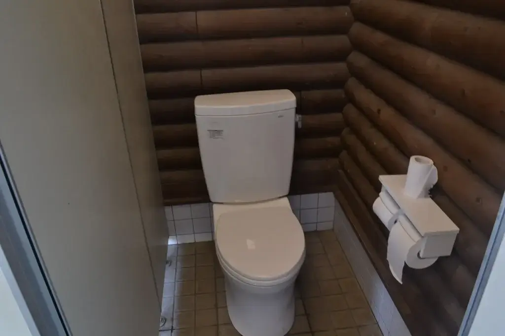 糸ヶ浜海浜公園 キャンプ場 オートサイト下段エリアの男性トイレ