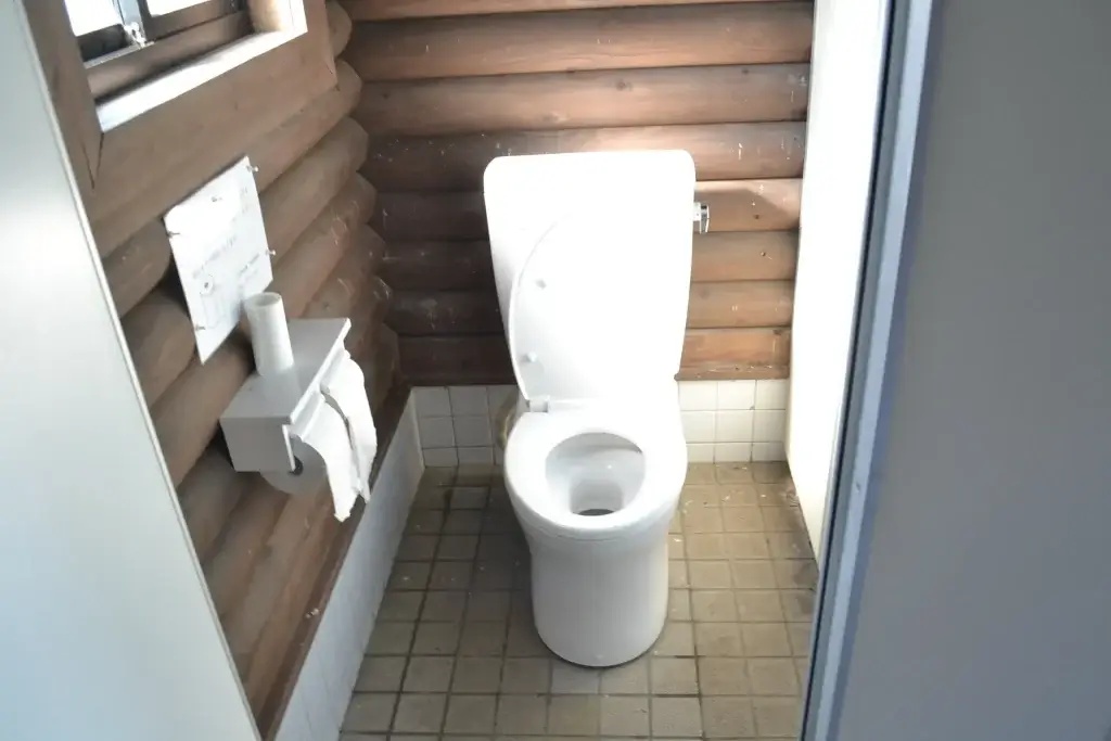 糸ヶ浜海浜公園 キャンプ場 オートサイト上段エリアの男性トイレ