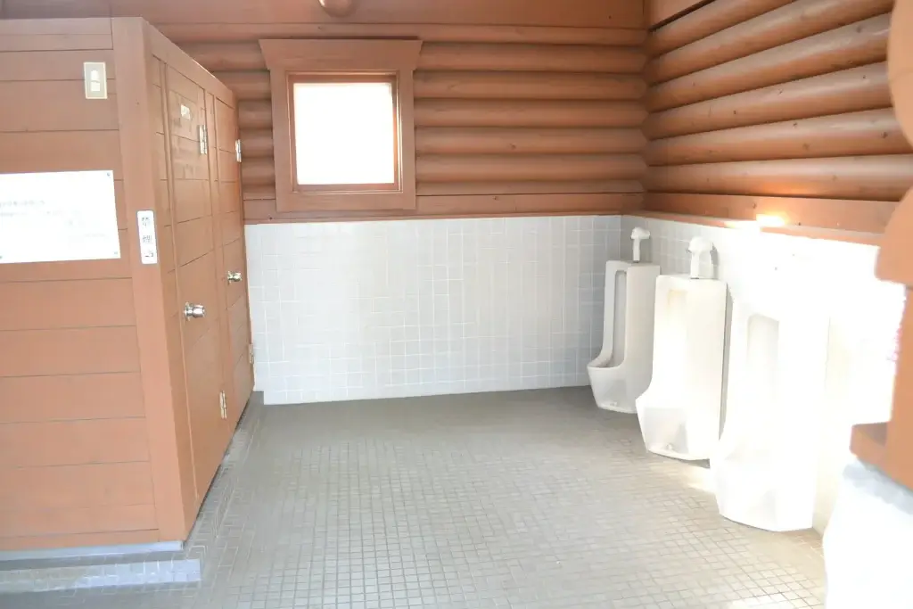 糸ヶ浜海浜公園 キャンプ場 テントサイト付近の男性トイレ