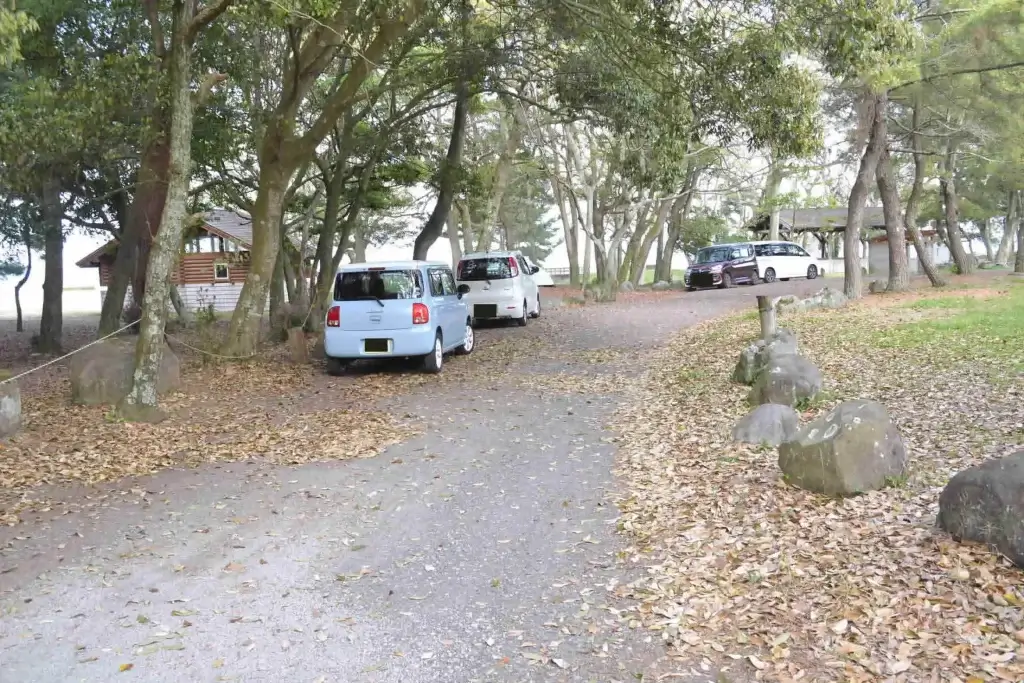 糸ヶ浜海浜公園 キャンプ場 テントサイトの駐車スペース