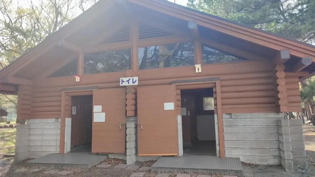 糸ヶ浜海浜公園 キャンプ場 テントサイト付近のトイレの外観