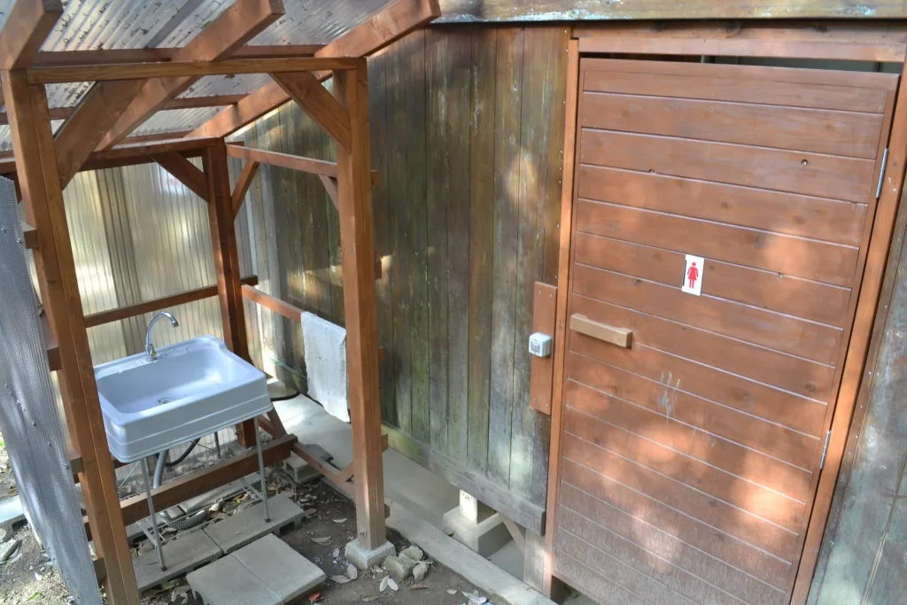 佐賀市立金立教育キャンプ場 区画サイト付近の女性トイレ