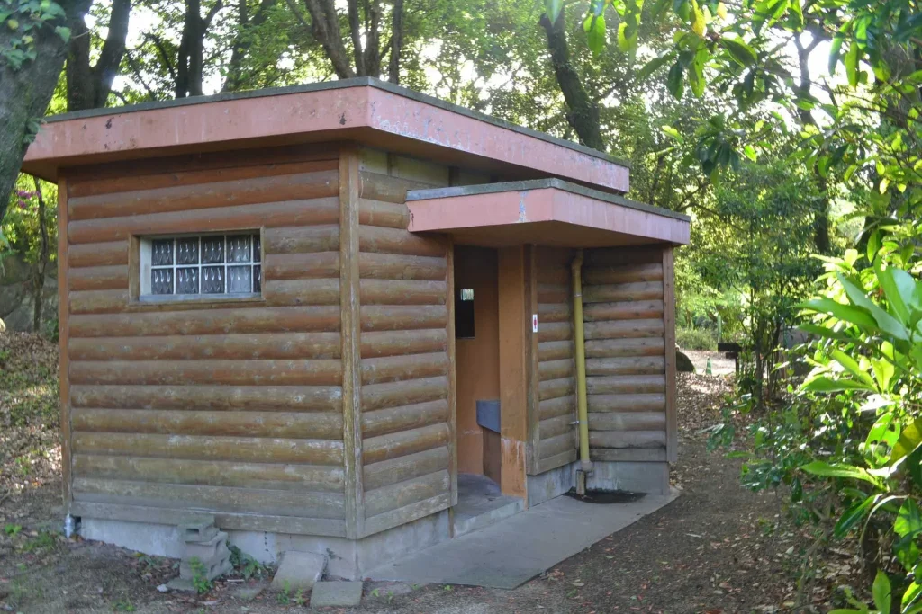 佐賀市立 金立教育キャンプ場 キャンプ場入り口付近のトイレの外観