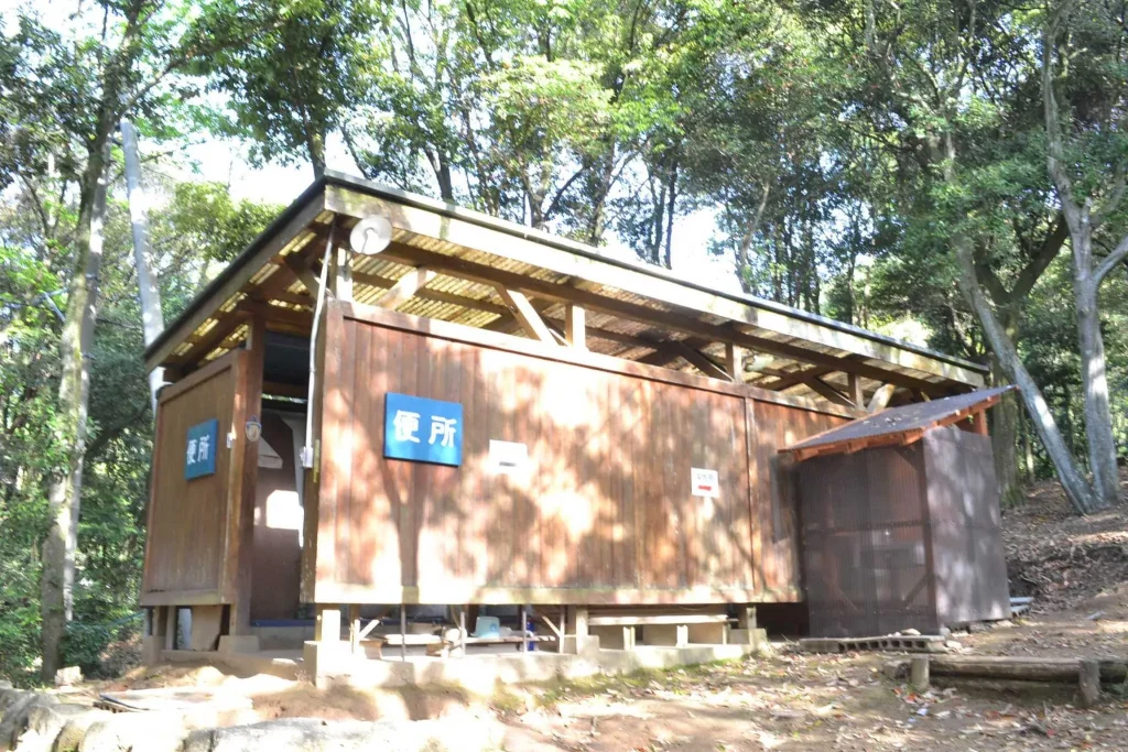 佐賀市立 金立教育キャンプ場 区画サイト付近のトイレの外観