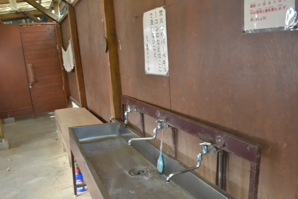 佐賀市立 金立教育キャンプ場 区画サイト付近の男性トイレの手洗い場