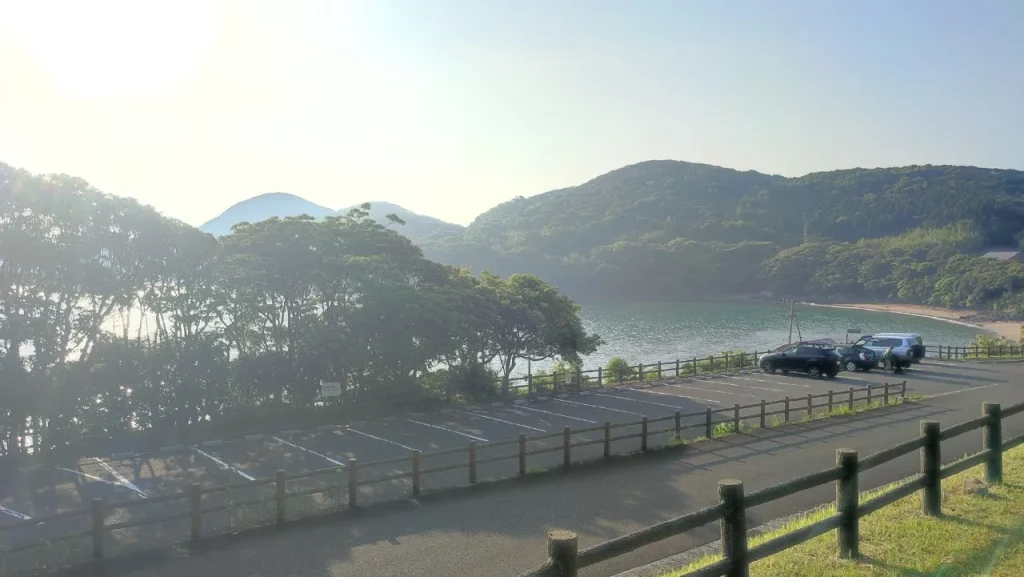 御鉾ヶ浦公園キャンプ場 キャンプサイトから見た駐車場の眺め