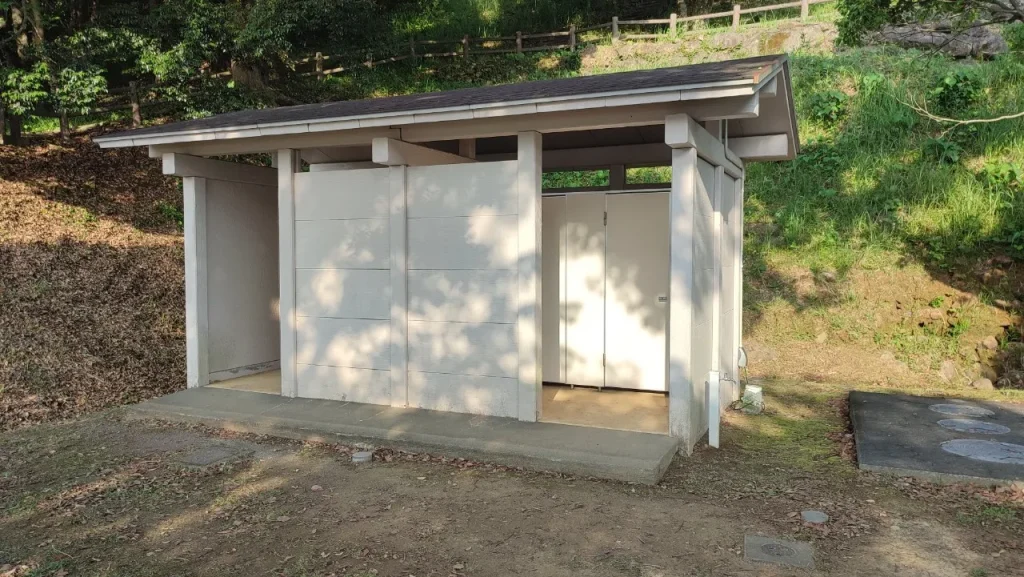 御鉾ヶ浦公園キャンプ場 広場サイト付近のトイレの外観