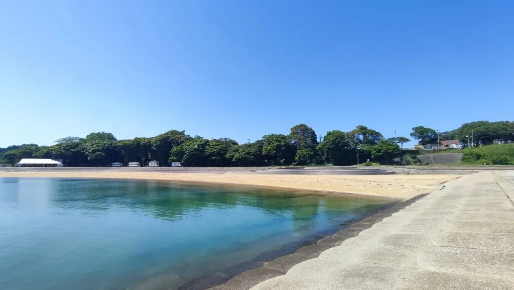 長崎鼻リゾートキャンプ場 防波堤から見たサイトの様子