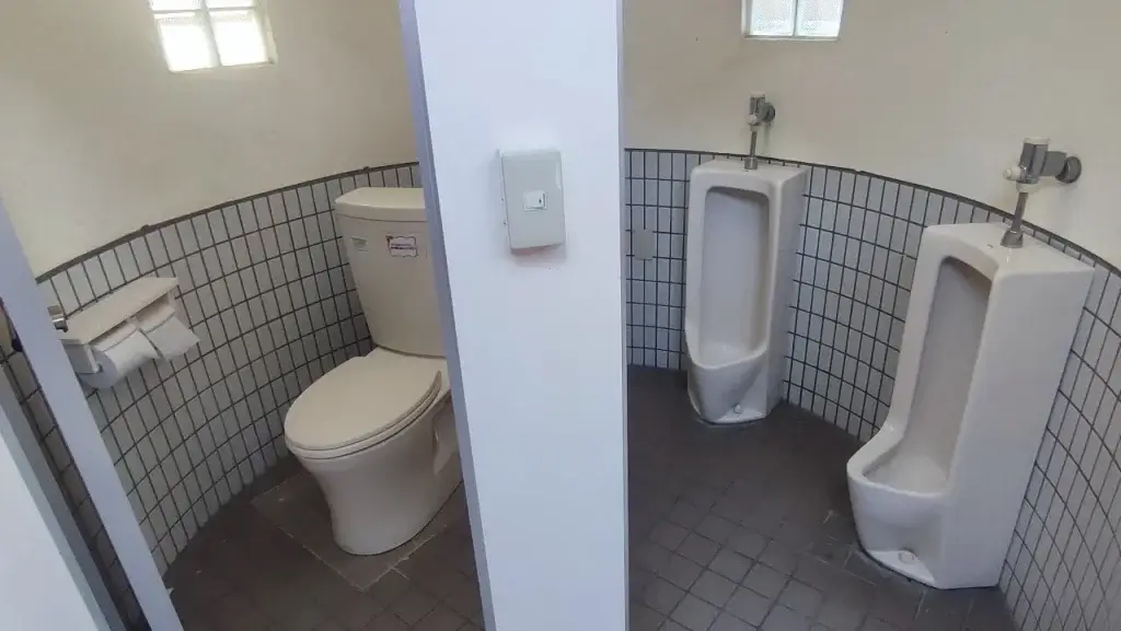 長崎鼻リゾートキャンプ場 コテージサイト付近の男性トイレ