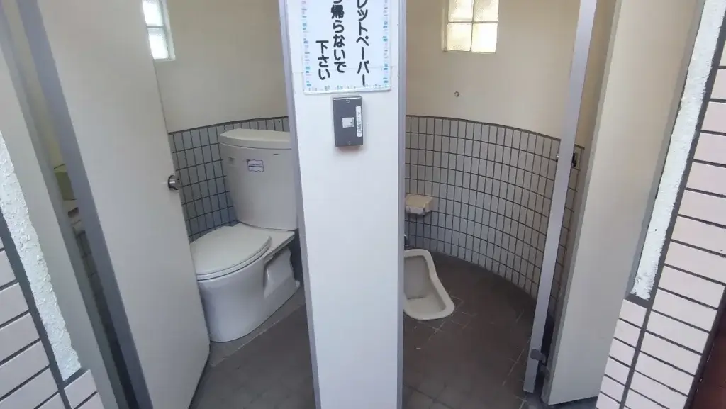 長崎鼻リゾートキャンプ場 コテージサイト付近の女性トイレ