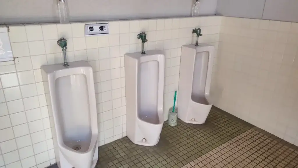 長崎鼻リゾートキャンプ場 管理付近の男性トイレ