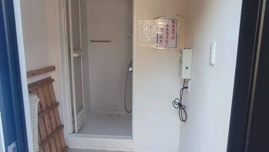 長崎鼻リゾートキャンプ場 シャワー室の中の様子