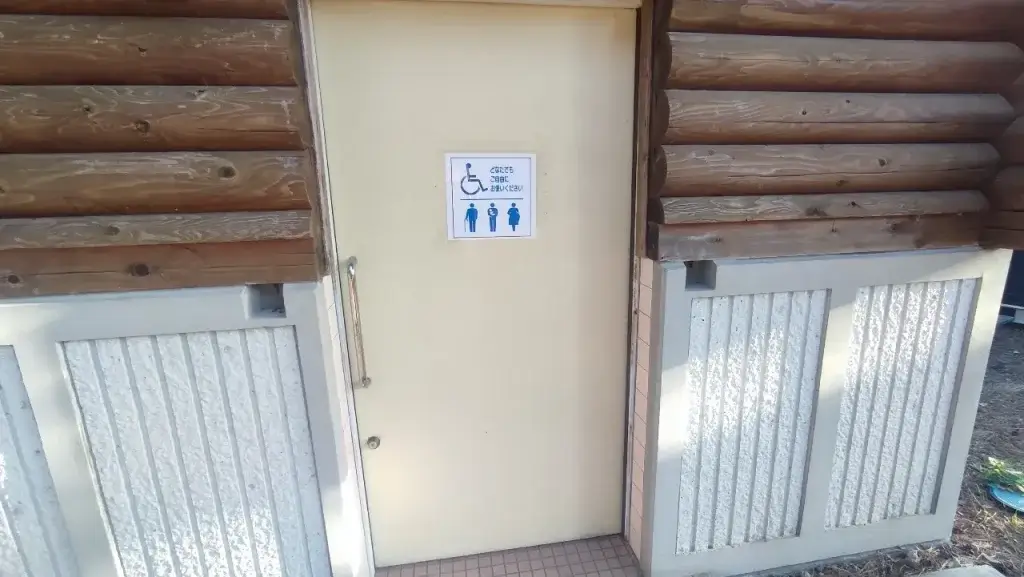 長崎鼻リゾートキャンプ場 夕日サイト付近のバリアフリートイレ