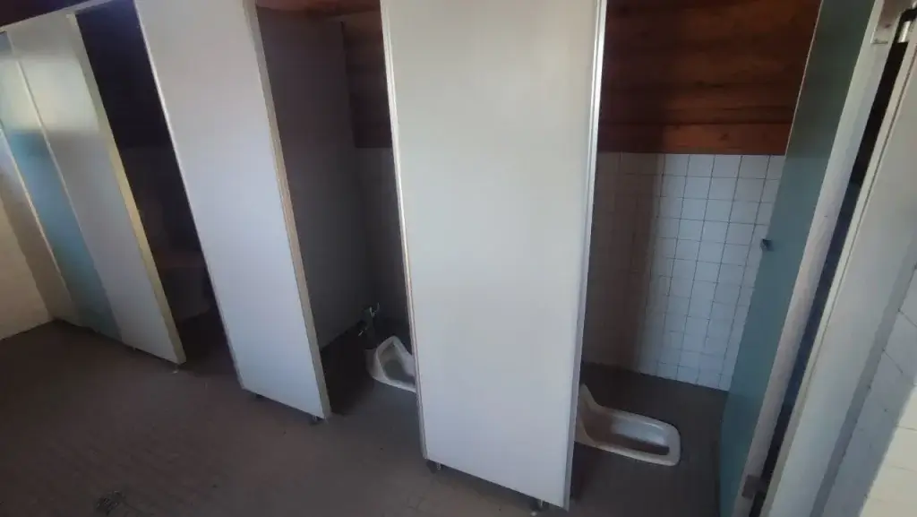 長崎鼻リゾートキャンプ場 夕日サイト付近の男性トイレ