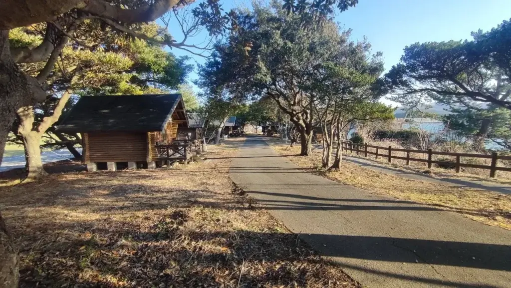 長崎鼻リゾートキャンプ場 夕日サイトから見たキャビン
