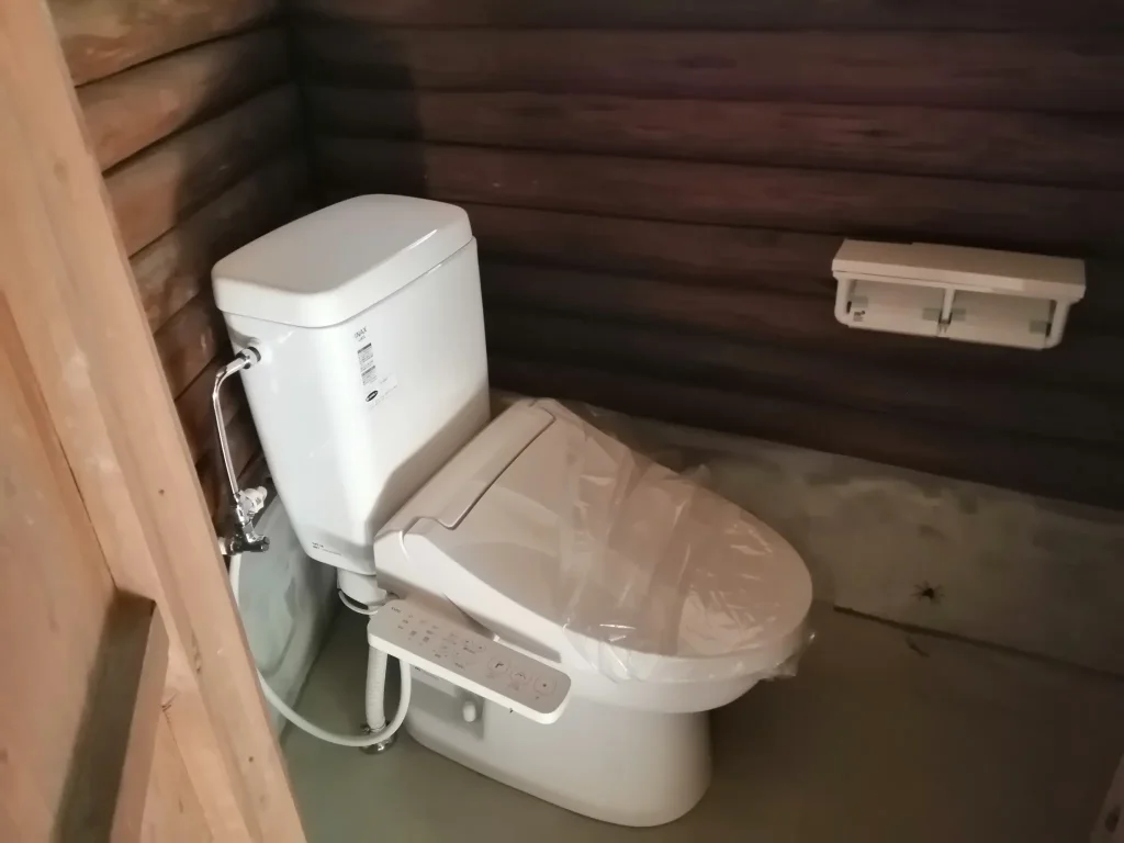 奥平谷キャンプ場 管理棟横男性トイレの洋式