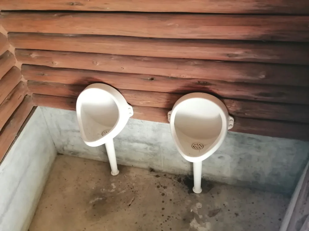 奥平谷キャンプ場 管理棟横男性トイレの小便器