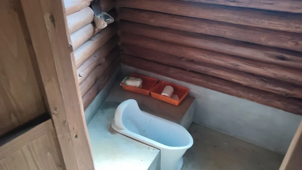 奥平谷キャンプ場 場内入り口付近女性トイレの和式