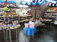博多鯛焼き「鯛宝楽」油山本店の駄菓子コーナーの全体写真