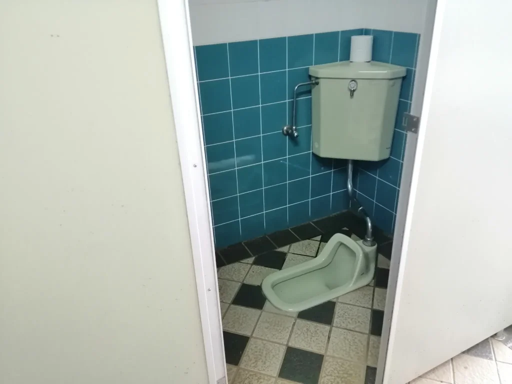 山茶花高原ピクニックパーク 総合案内センター裏の男性トイレ