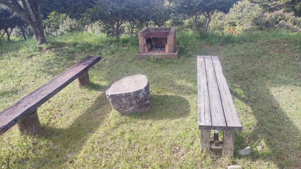 山茶花高原ピクニックパーク キャンプ場内にあるかまどと椅子