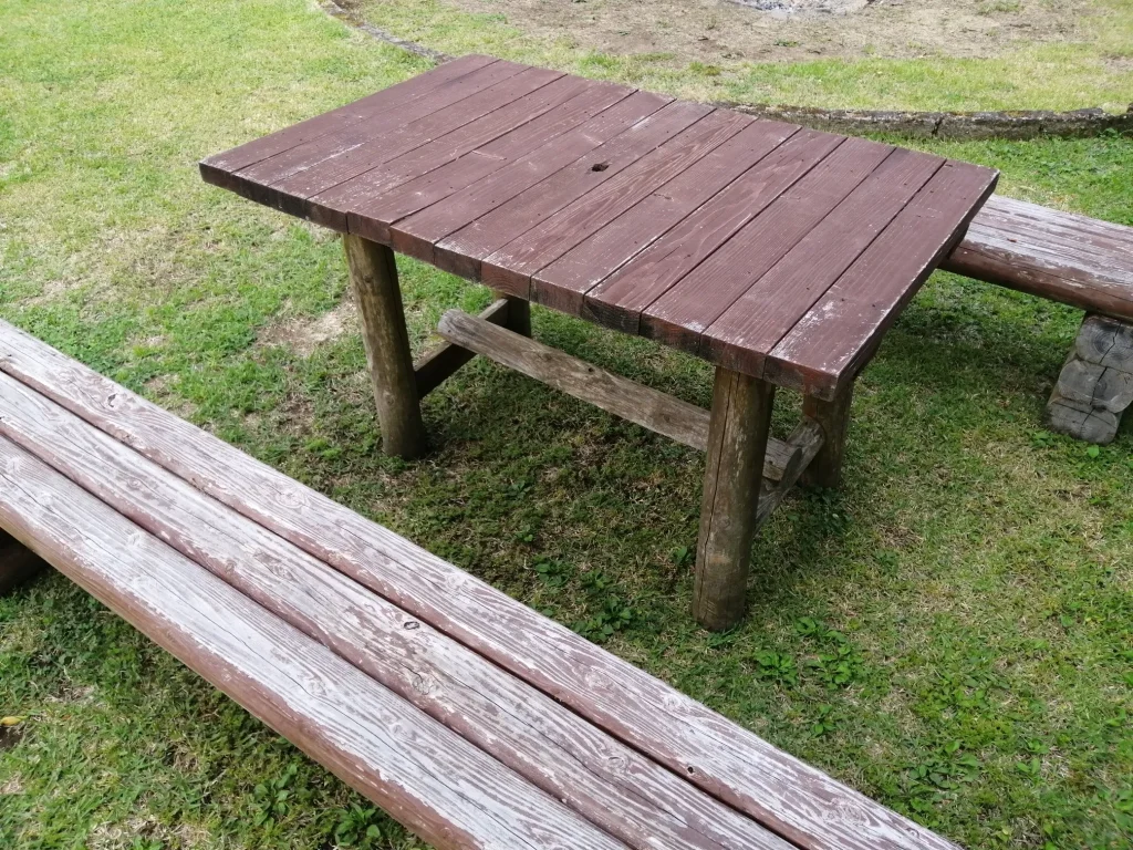 日之影キャンプ村 芝生フリーサイトに備え付けのテーブルとベンチ