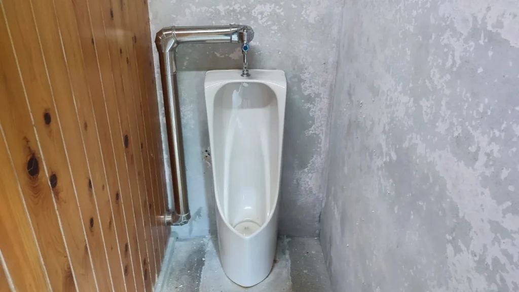 祝子川キャンプ場・コテージ大崩 男性トイレの小便器