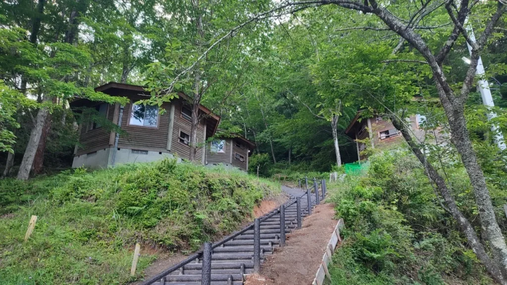 祝子川キャンプ場・コテージ大崩 コテージ階段上の様子