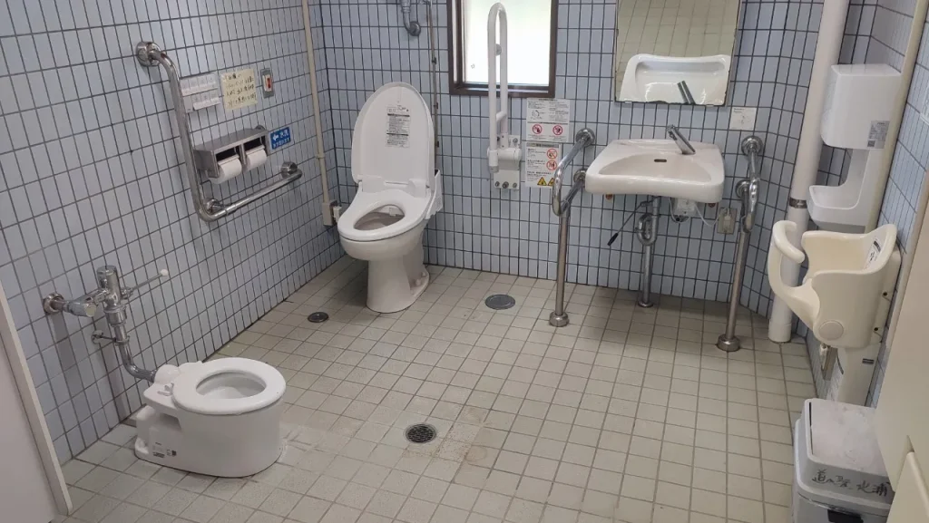 道の駅 北浦 キャンプ場 道の駅 北浦付近の男性トイレのバリアフリートイレ