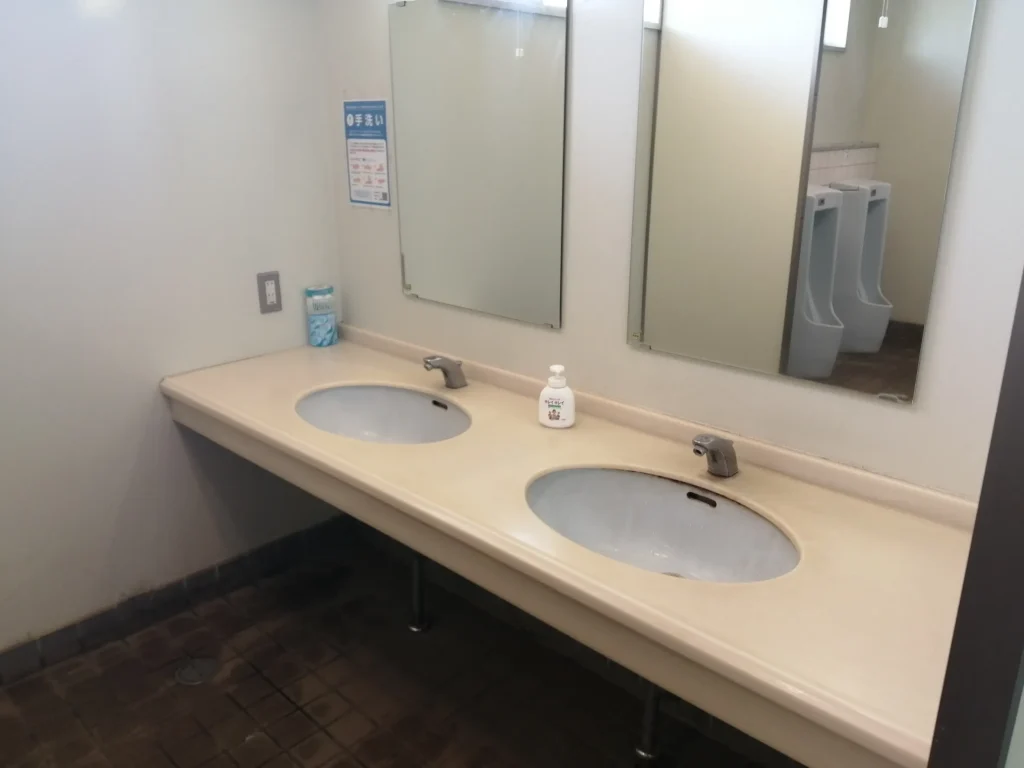るるパークオートキャンプ場 管理事務所付近の男性トイレの手洗い場
