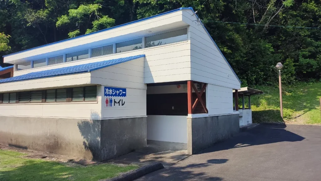 須美江家族旅行村キャンプ場 オートサイト付近のトイレ外観