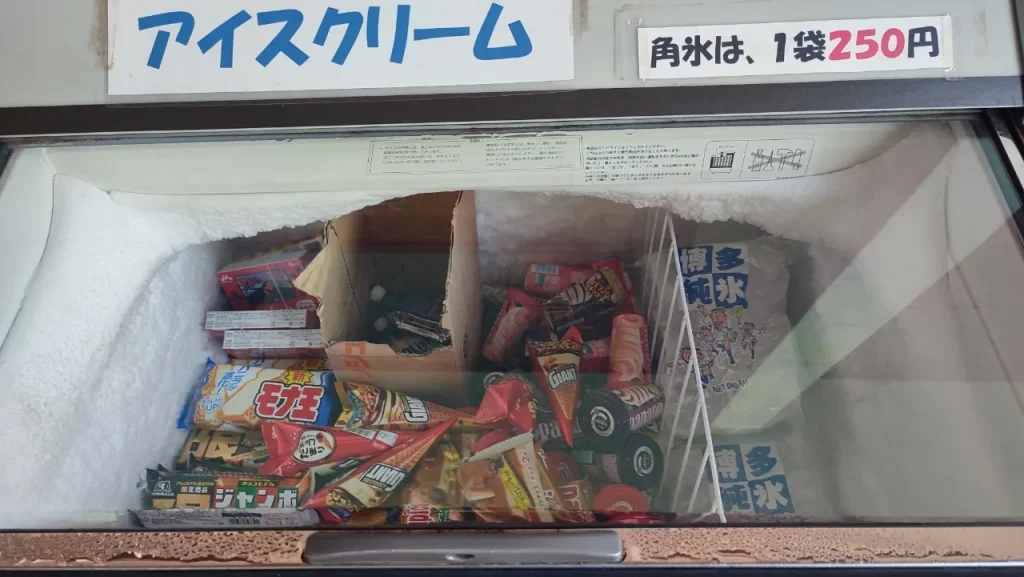 須美江家族旅行村キャンプ場 売店で販売されているアイスと氷