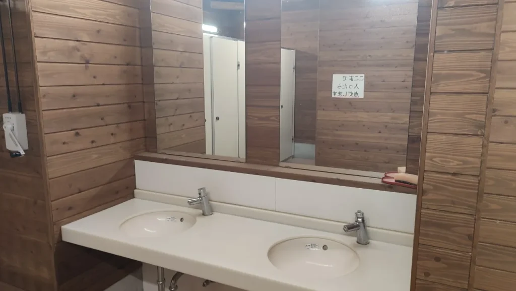 岳切渓谷キャンプ場 エントランス女性トイレの手洗い場