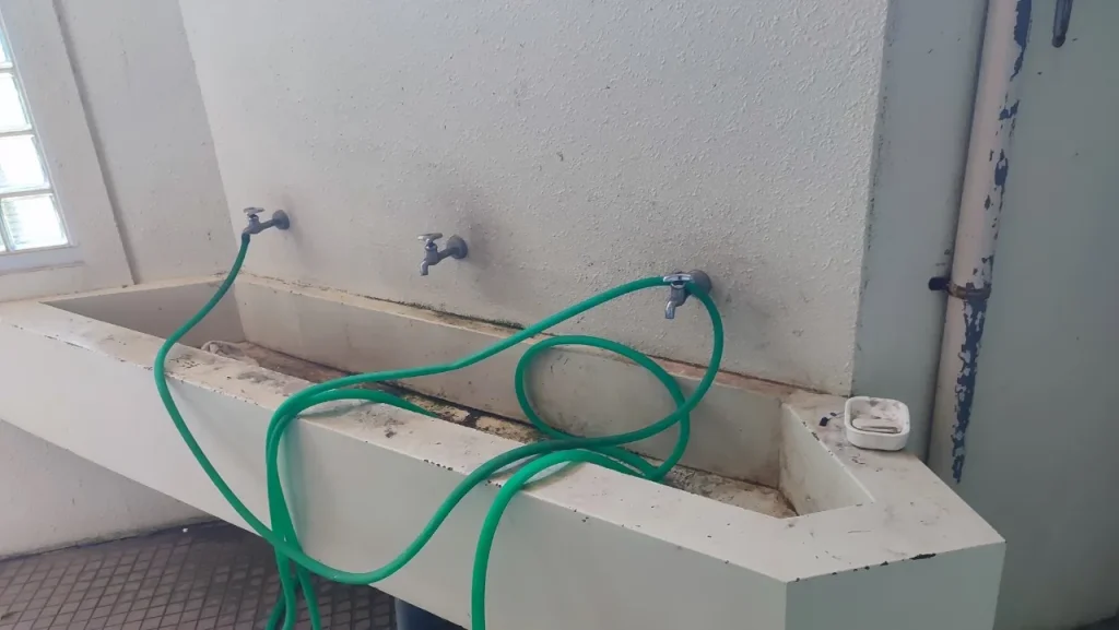 波当津海水浴場 男性トイレの手洗い場
