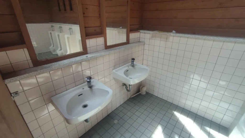 猪崎鼻公園キャンプ場 男性トイレの手洗い場