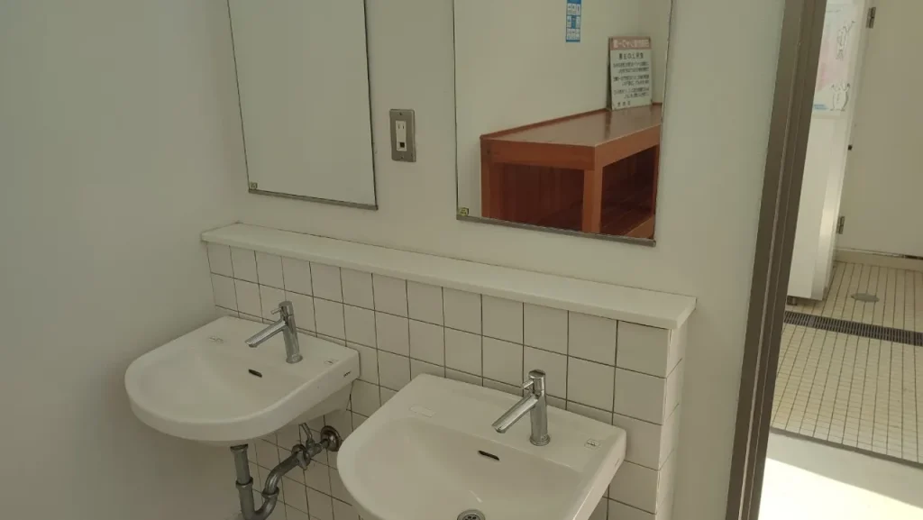 金ヶ浜キャンプ場 シャワー室内の手洗い場