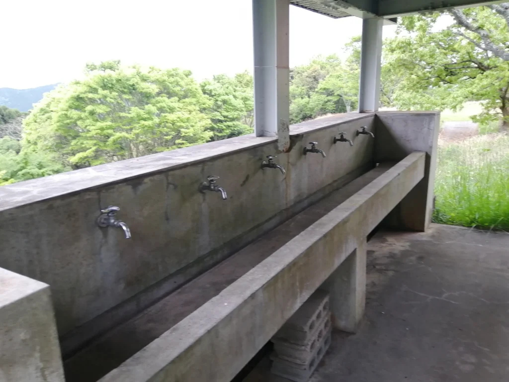 九六位山キャンプ場 炊事場の手洗い場
