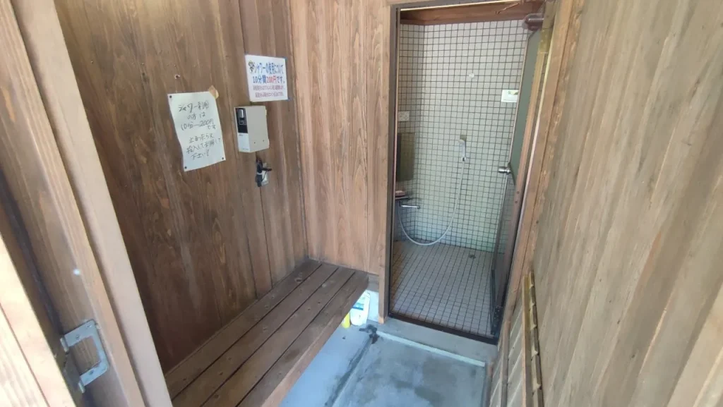 水清谷ふるさと村 オートキャンプ場　シャワールーム室内の脱衣所