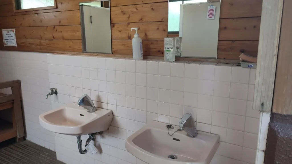 リバーパーク犬飼 キャンプ場内の女性トイレの手洗い場