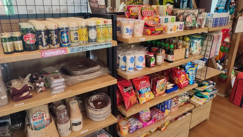 リバーパーク犬飼 売店で販売されているお菓子、インスタント麺