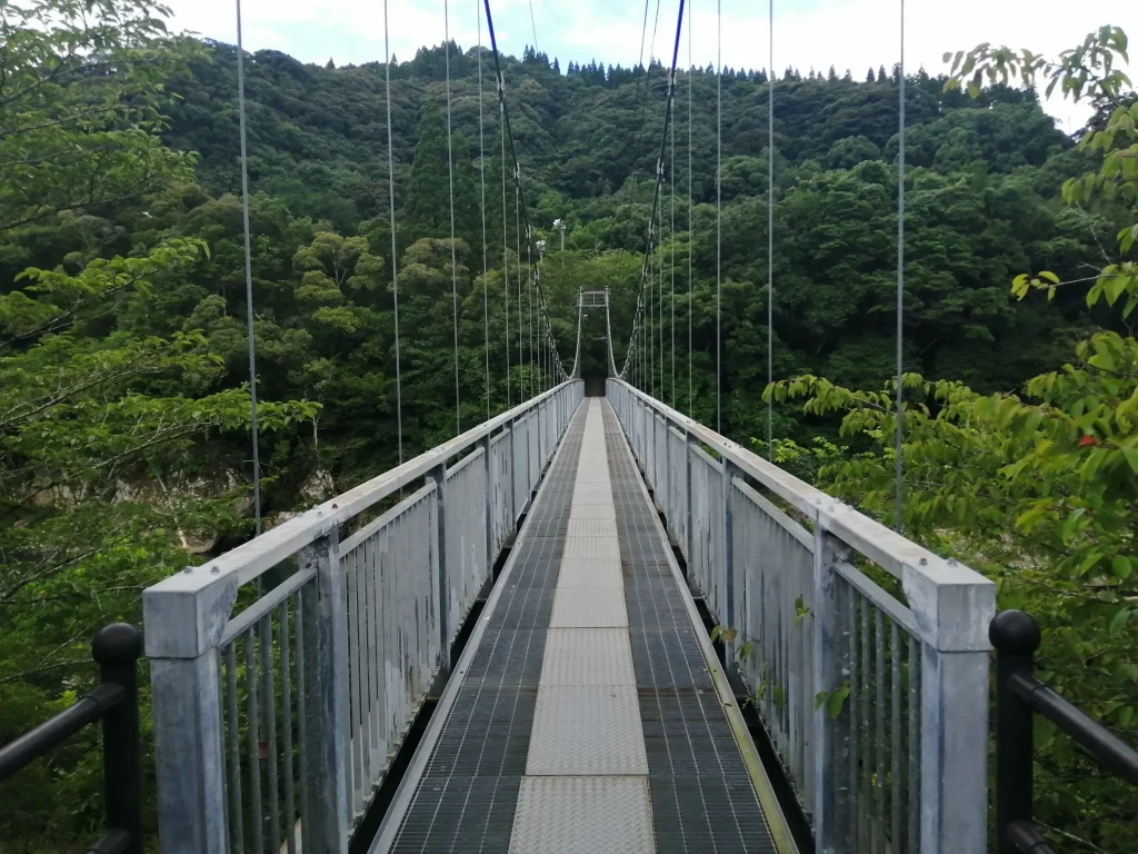 蜂之巣キャンプ場 コテージへと続く吊り橋