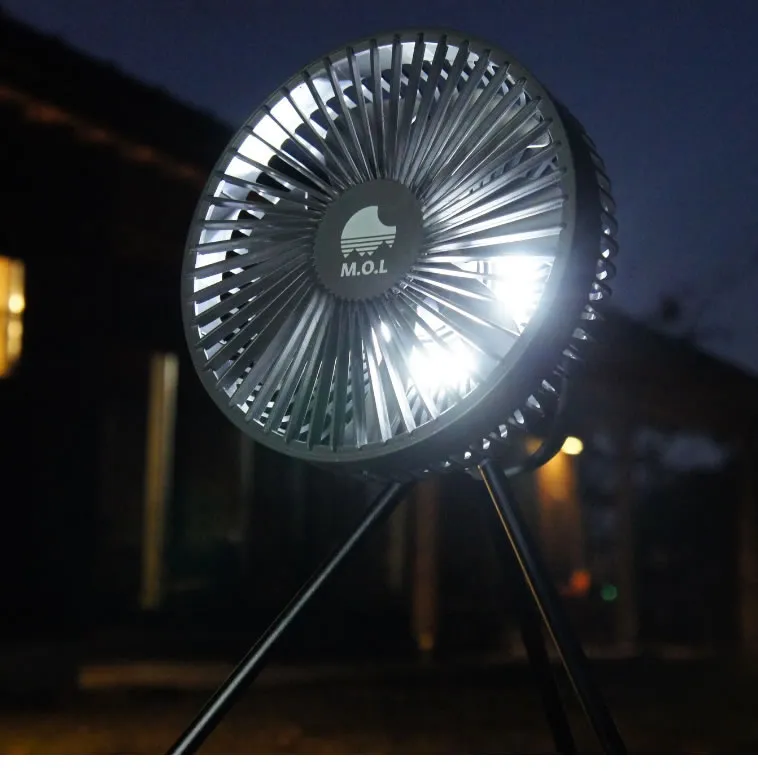 M.O.L「充電式 扇風機 MOL-FN10」LEDライトを光らせている様子
