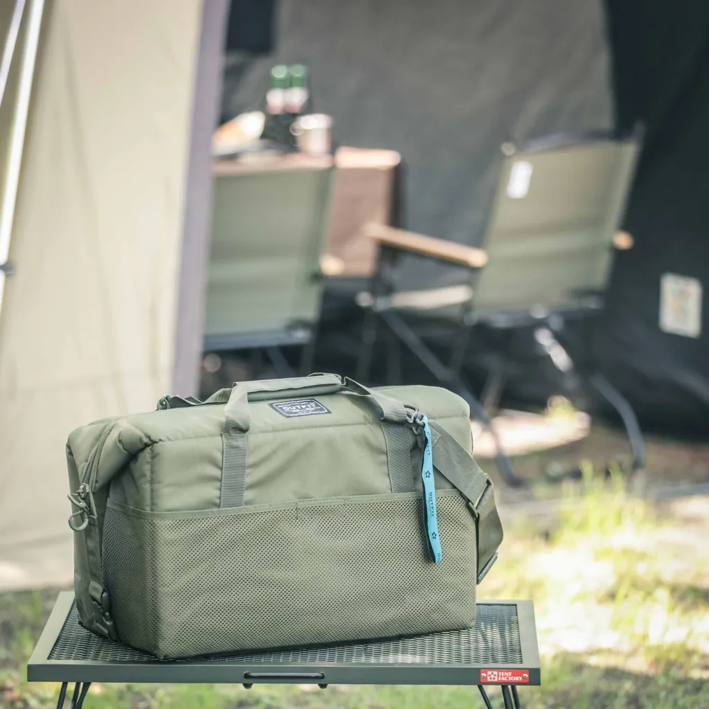 TENT FACTORY「OUTFIT ソフトクーラーバッグ ボクシー」キャンプシーンでの使用イメージ