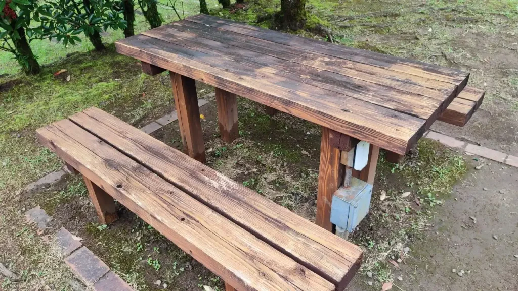 鹿児島県県民の森丹生附オートキャンプ場 備え付けのベンチ付テーブル