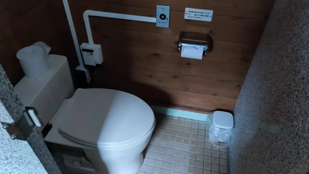 鹿児島県県民の森丹生附オートキャンプ場 きんもくせい村付近の男性トイレ（洋式）