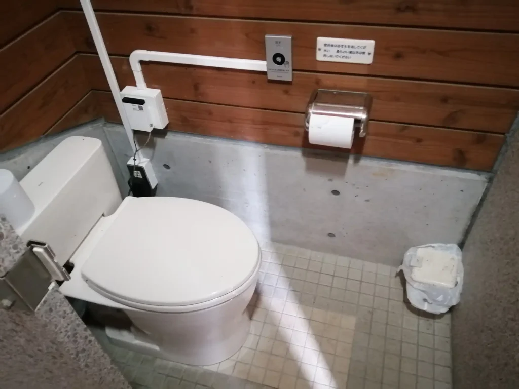 鹿児島県県民の森丹生附オートキャンプ場 つばき村付近の男性トイレ（洋式）