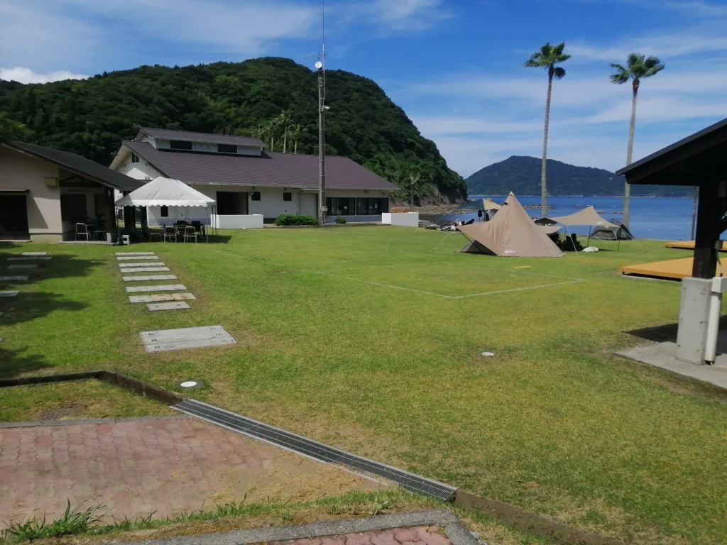 栄松ビーチ・キャンプ場 フリーサイト後方からの眺め